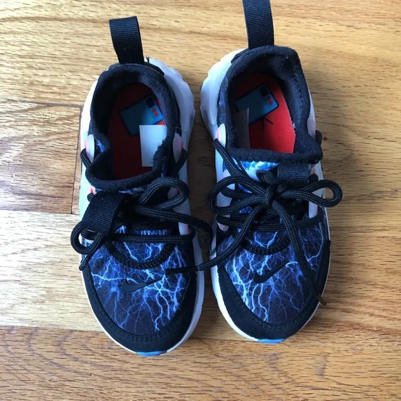 Perfect condition Nike kids sneakers - Picture 4 of 8